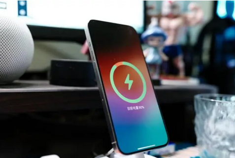 江阳苹果15换屏服务分享用什么充电器给iPhone15充电更好 